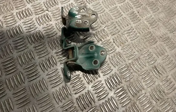 Mitsubishi L200 Front door lower hinge 