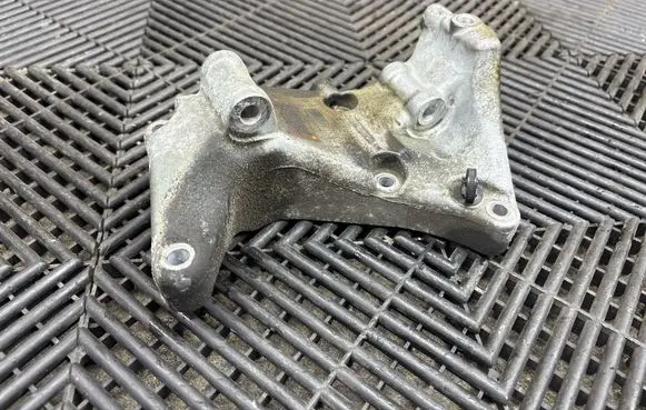 Volvo XC90 Generator/alternator bracket 31430704