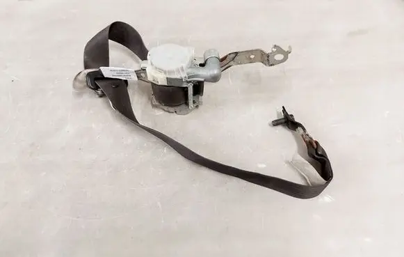 Subaru Outback Front seatbelt