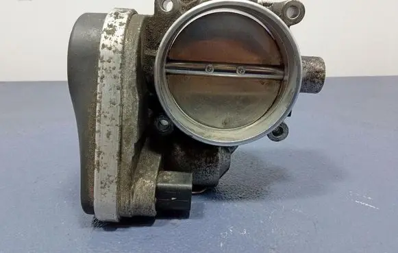 BMW 5 E60 E61 Throttle body valve 7516946