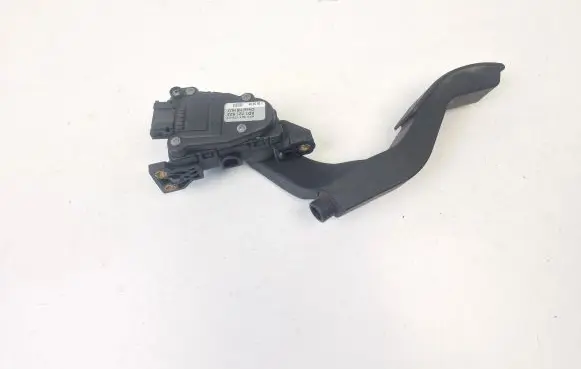 Volkswagen PASSAT B5 Accelerator throttle pedal 8D1721523