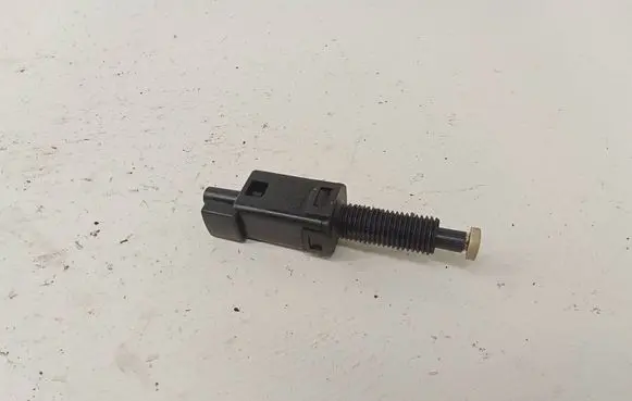 Volkswagen PASSAT B5 Brake pedal sensor switch 811907343B