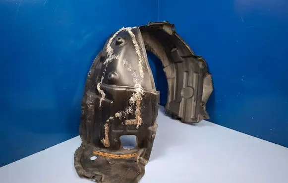 Front wheel arch liner splash guards