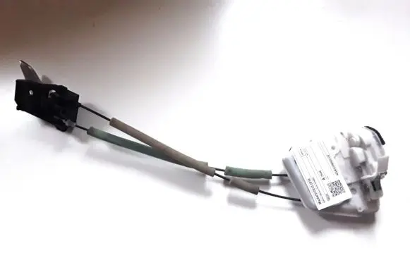 Mazda 3 II Rear door lock T8315