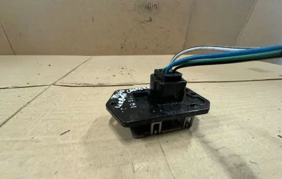 Toyota Urban Cruiser (XP110) Heater blower motor/fan resistor