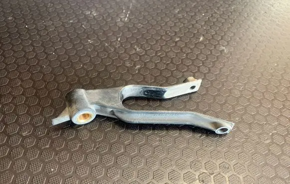 Opel Astra H Radiator mount bracket 13162131