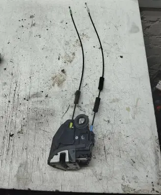 Toyota Avensis T270 Front door lock loop/hook striker 