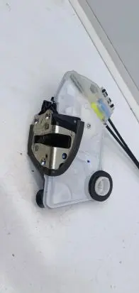 Peugeot 108 Front door lock