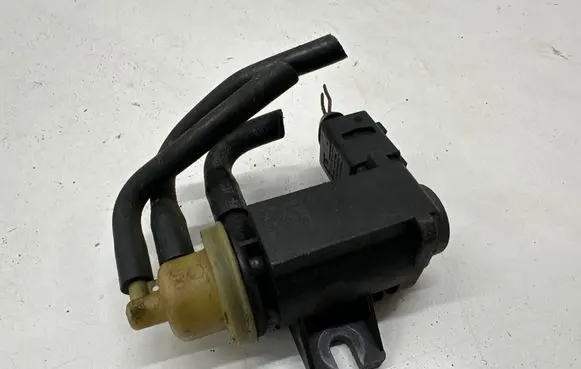 Volkswagen Golf VII Vacuum valve 04L131051F