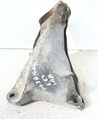 Engine mounting bracket