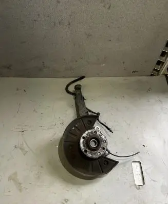 Volkswagen Touareg I Front wheel hub spindle knuckle