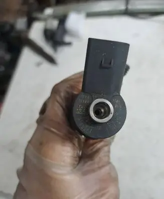 BMW 3 E90 E91 Fuel injector 0445110209