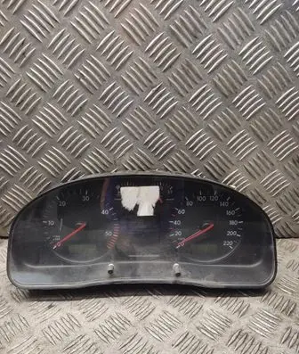 Volkswagen PASSAT B5 Speedometer (instrument cluster) 3b0919861j