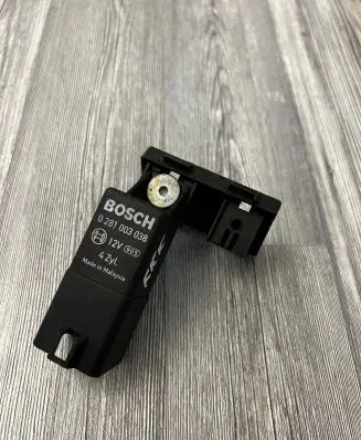 Volkswagen Golf V Glow plug pre-heat relay 038907281D 0281003038
