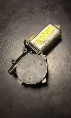 BMW 7 E32 Front door window regulator motor 1388611