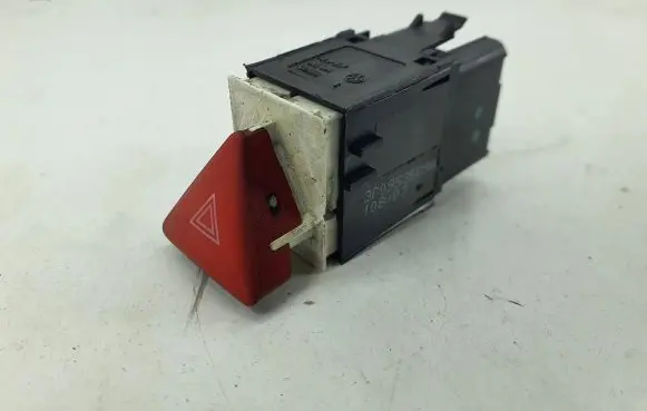 Volkswagen PASSAT B6 Hazard light switch 3C0953509A