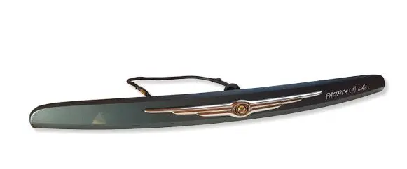 Chrysler Pacifica Trunk door license plate light bar 13425100