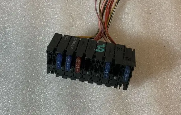 Mercedes-Benz E W210 Fuse module A0015457901