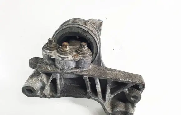 Engine mount vacuum valve