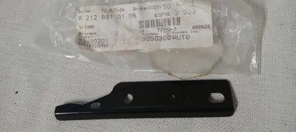 Mercedes-Benz E W212 Front bumper mounting bracket A2128810106