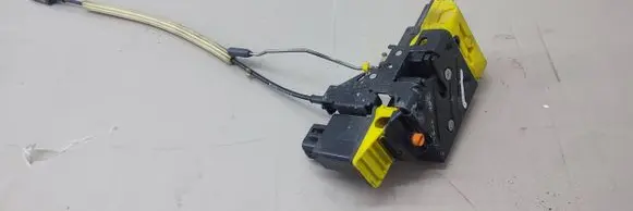 Volvo XC70 Front door lock 8626908