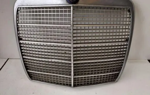 Mercedes-Benz 250 280 W108 Front bumper upper radiator grill