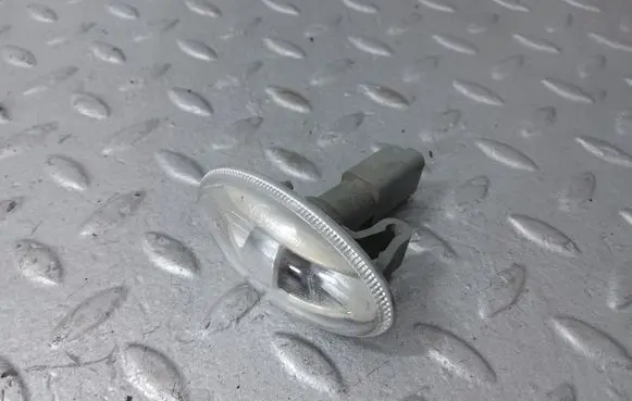 Front fender indicator light