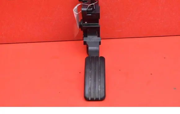 Accelerator throttle pedal