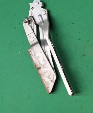 Engine bonnet/hood hinges