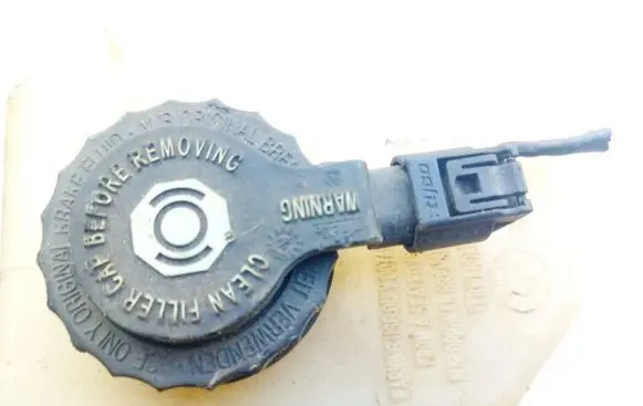 BMW 1 E81 E87 Brake fluid reservoir 03350886531 03.358-8653.1