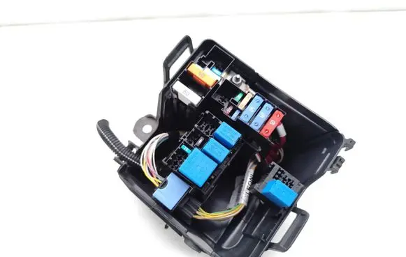 Dacia Sandero Fuse module 243809584R MOU7103