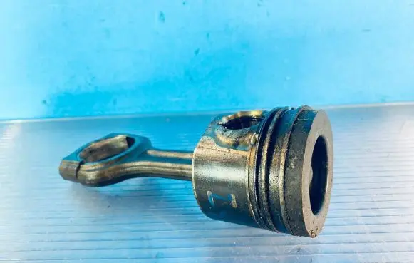 Ford Fiesta Piston with connecting rod