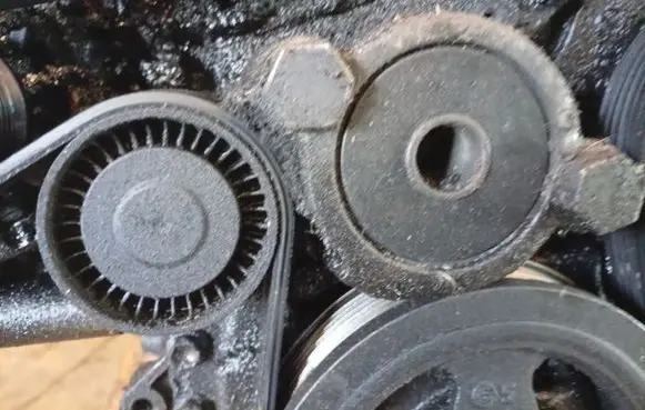 Toyota Auris 150 Generator/alternator belt tensioner
