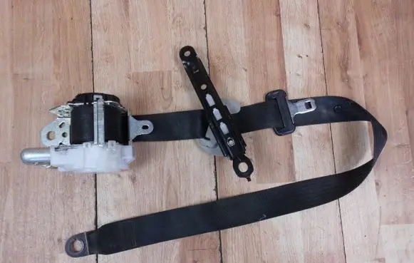 Toyota Prius+ (ZVW40) Front seatbelt 7T7160P