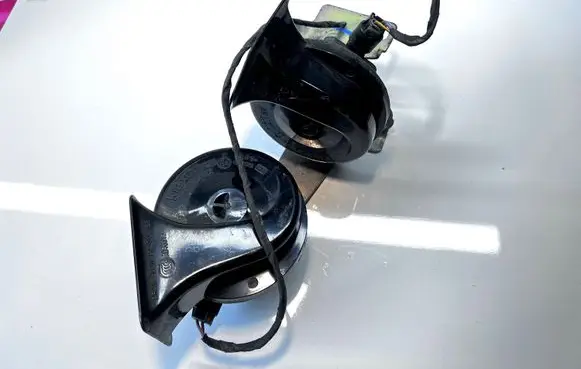BMW 5 E60 E61 Horn signal 6935709