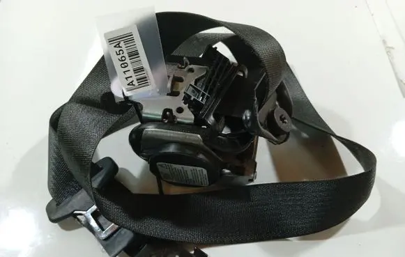 Opel Astra J Front seatbelt 617023500