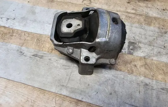 Engine mount bracket