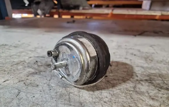 Volvo XC90 Engine mount bracket