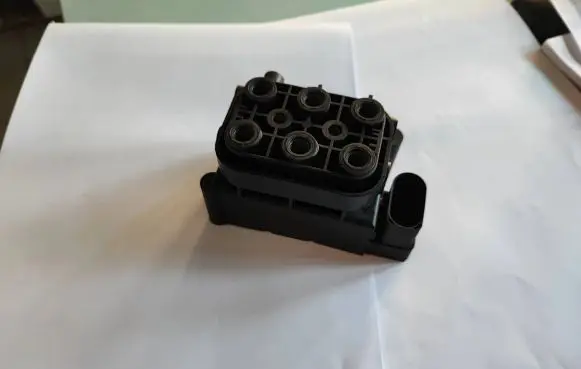 Audi Q7 4L Air suspension valve block 4F0616013 4Z7616013