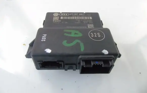 Audi A5 8T 8F Gateway control module 8T0907468F