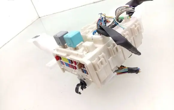 Toyota Auris 150 Fuse module 8273002130