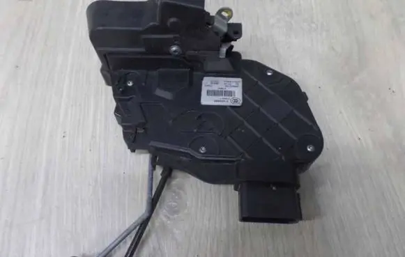 Volvo XC70 Front door lock 31253665 43855