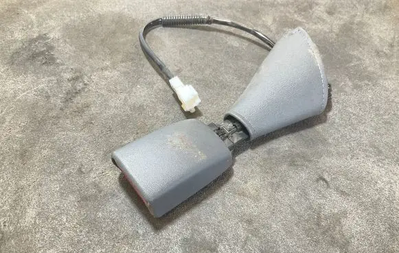 Toyota Hilux (AN10, AN20, AN30) Front seatbelt buckle E034501 B480