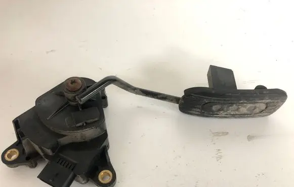 Nissan Micra Accelerator throttle pedal 18002AX700