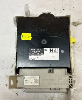Toyota Yaris Fuse module 8273052L70C 31070965 2633