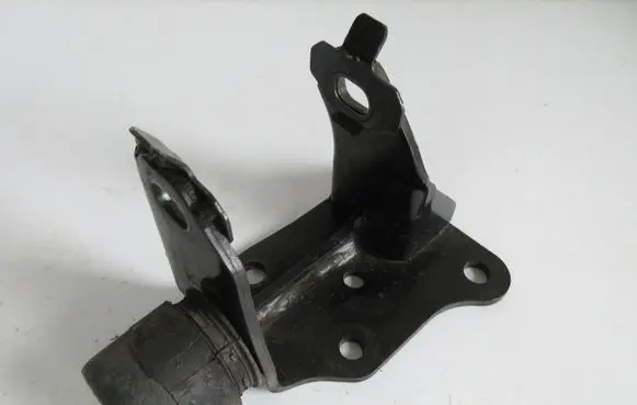 Toyota Auris E180 Engine mounting bracket