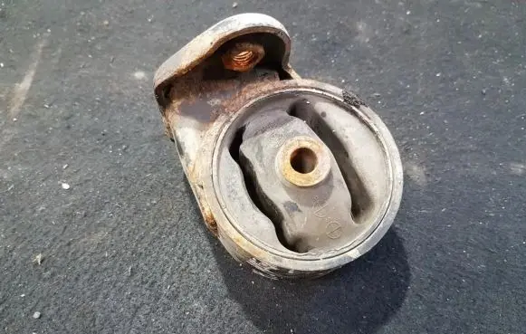 Hyundai Accent Engine mount bracket