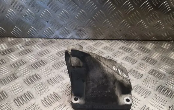 Engine mounting bracket