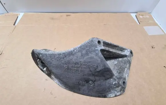 BMW 5 E60 E61 Engine mounting bracket 6771069 13807410 ENAC46000