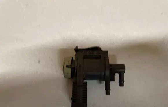 Volkswagen PASSAT B6 Vacuum valve 1J0906283C